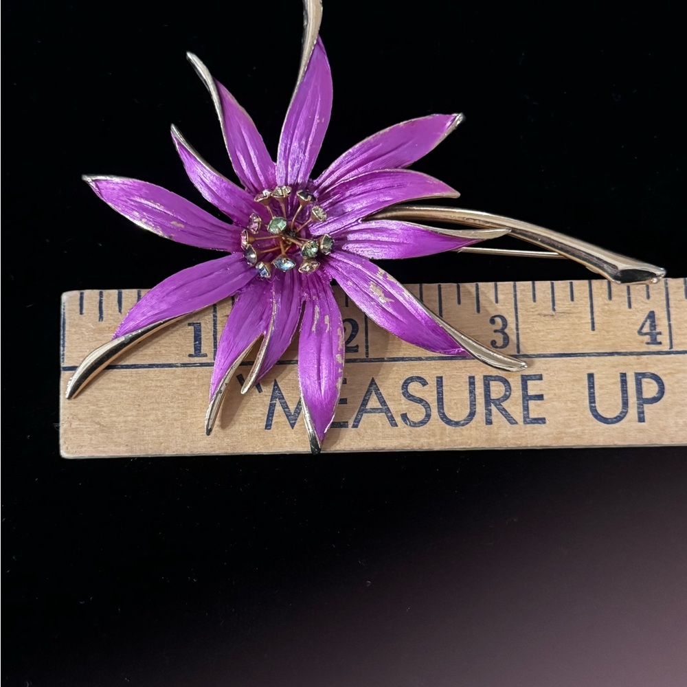 Lisa Brooch/Earring Set (Clip)
Vintage - Picture 7 of 9